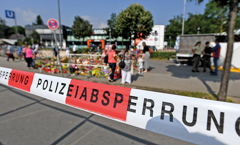 Kwiaty przed centrum handlowym w Monachium, gdzie doszło do strzelaniny 22 lipca fot.Sven Hoppe/EPA