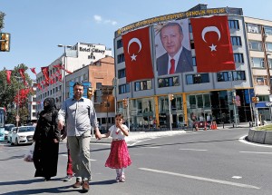 Prezydent Turcji Recep Tayyip Erdogan na gigantycznym posterze w centrum Stambułu fot.Sedat Suna/EPA 