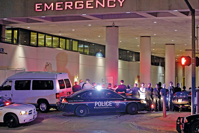 fot.Ralph Lauer/EPAmergency entrance to Baylor Scott&White Hospital as a police officer's body is taken from the facility in Dallas, Texas, USA, 08 July 2016. Police report that five officers have died as a result of their injuries as it appeared that snipers shot on police from elevated positions during a protest rally in Dallas on 07 July.  EPA/RALPH LAUER
