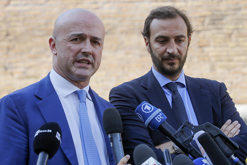 Gianluigi Nuzzi (z lewej) i Emiliano Fittipaldi (drugi z lewej)  fot.Fabio Frustaci/EPA