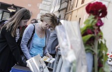 Italian people pay tribute to Nice attack at French Embassy