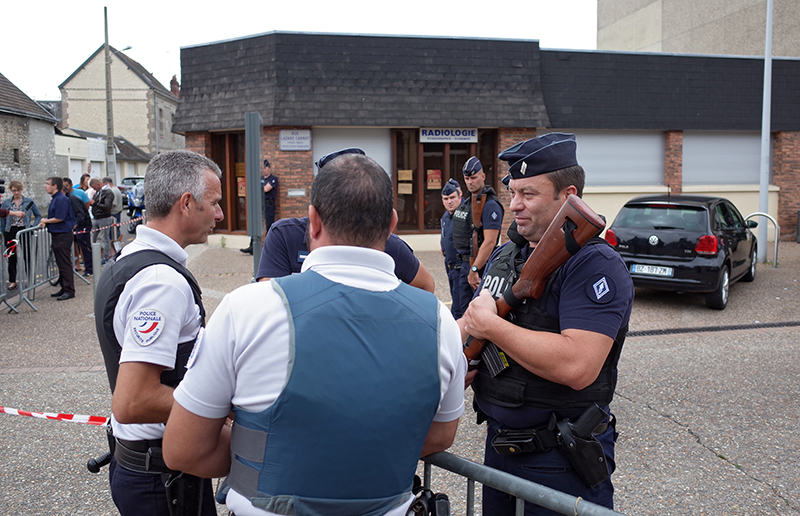 Policja w okolicach kościoła w Saint Etienne du Rouvray, w pobliżu Rouen (Francja) fot.Julien Paquin/EPA