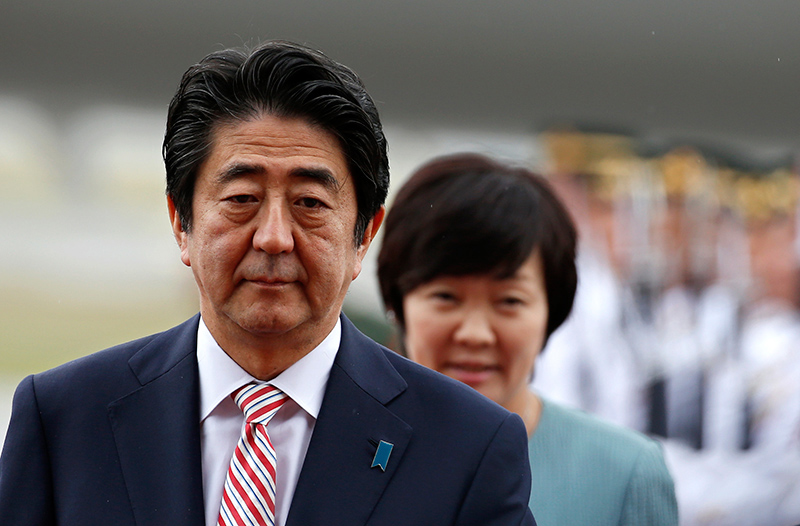 Premier Japonii Shinzo Abe (z przodu) i jego żona Akie Abe  fot.Rungroj Yongrit/EPA