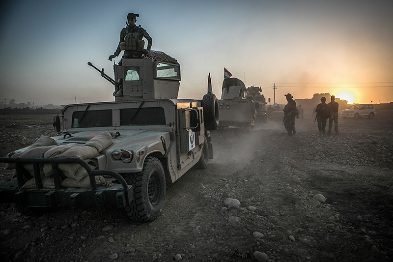 Irackie wojsko w Mosulu na północy Iraku. Żołnierze wyruszają na kolejną akcję oswobadzania okolicznych miasteczek z okupacji IS fot.Andrea Dicenzo/EPA