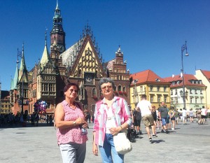 Urszula Kraśniewska (po prawej) z Małgorzatą Pawlusiewicz przed wrocławskim ratuszem