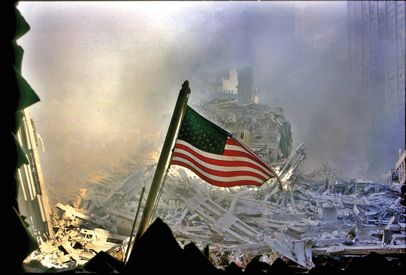 Zgliszcza po zawalonych wieżach WTC, 11 września 2001 roku fot.Cesar De Luca/EPA