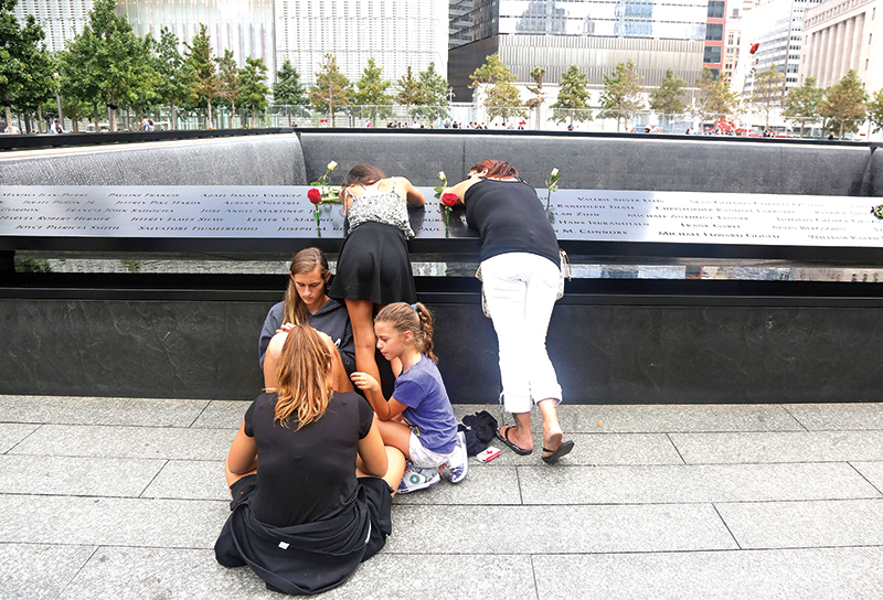 W rocznicę wydarzeń z 11 września do Parku Pamięci przychodzą rodziny tych, którzy zginęli w 2001 roku. W miejscu, gdzie stały wieże WTC znajdują się dwa baseny. Na płytach, które je otaczają wyryto imiona i nazwiska wszystkich ofiar  fot.Chris Pedota/EPA