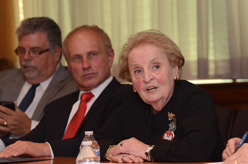 Madeleine Albright (z prawej) z wizytą w PNA/ZNP. Od lewej: Hubert Cioromski i Frank Spula fot.Jacek Boczarski