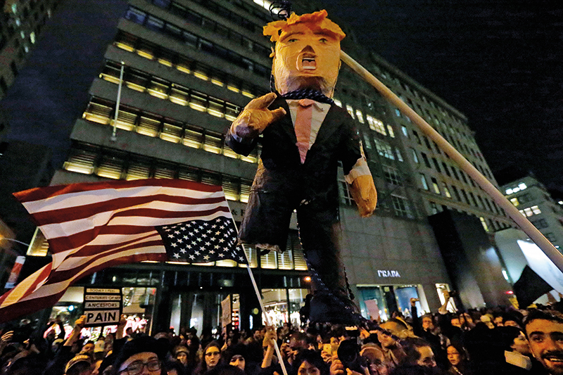 Protestujący w Nowym Jorku przed Trump Tower fot.Peter Foley/EPA