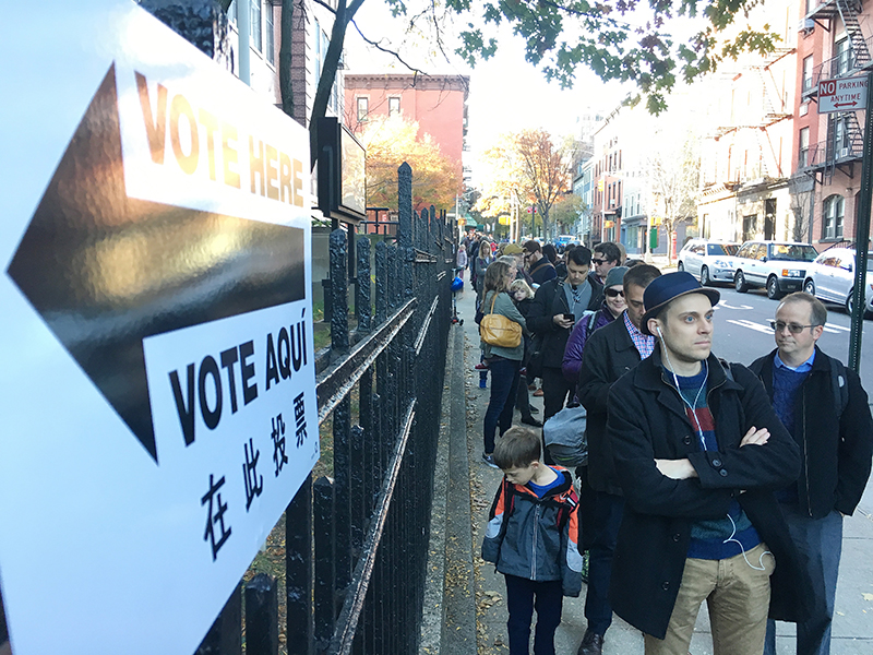 Wyborcy stoją w kolejce do lokalu wyborczego w Brooklyn Heights w Nowym Jorku fot.Andrew Gombert/EPA