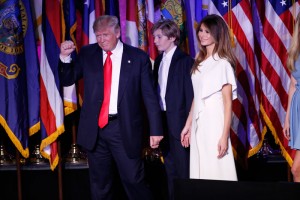 Donald Trump wraz z synem Baronem i żoną Melanią fot. Shawn Thew/EPA