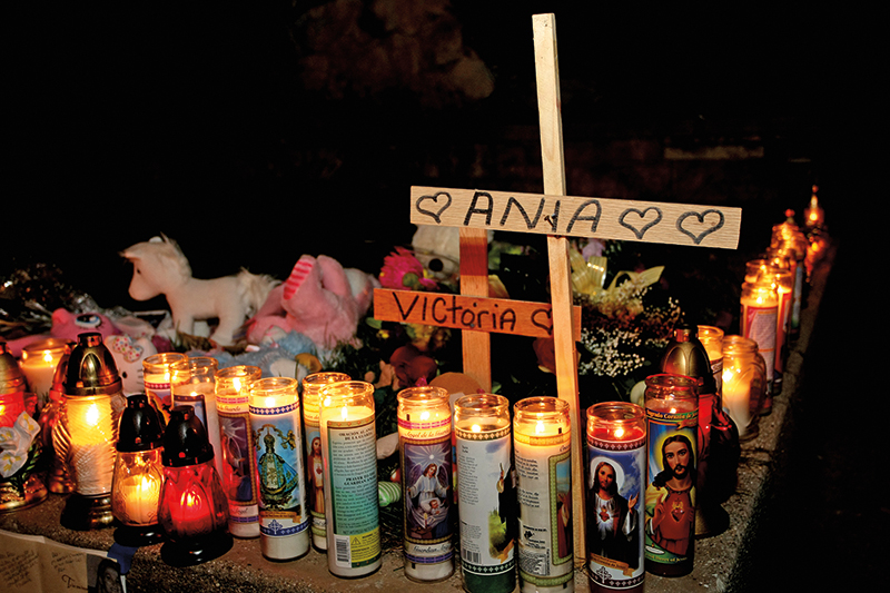 Znicze i krzyże na Odell Ave. po zamordowaniu Anny Kosińskiej i jej córki Victorii fot.Artur Partyka