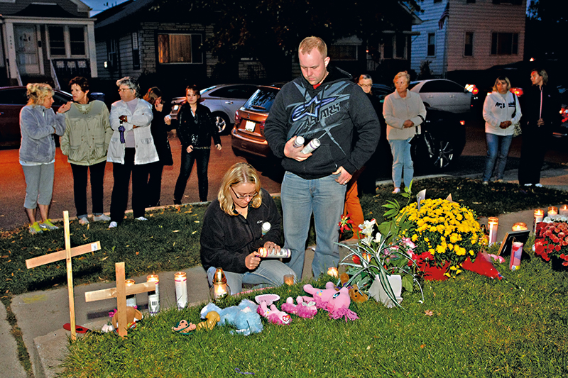 Przed domem, gdzie doszło do zbrodni na Odell Ave. czuwali przyjaciele zamordowanych, październik 2014r. fot.Artur Partyka