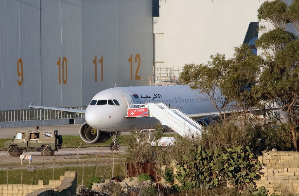 Uprowadzony samolot na lotnisku na Malcie  fot.Domenic Aquilina/EPA