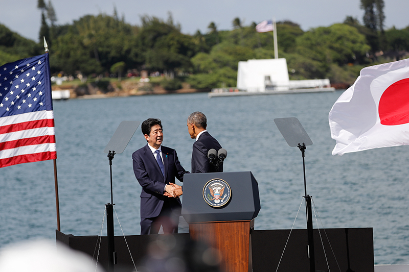 Prezydent USA Barack Obama (z prawej) i premier Japonii Shinzo Abe  podczas uroczystości w Pearl Harbor  fot.Bruce Omori/EPA