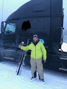 Konrad Jop przed swoją ciężarówką