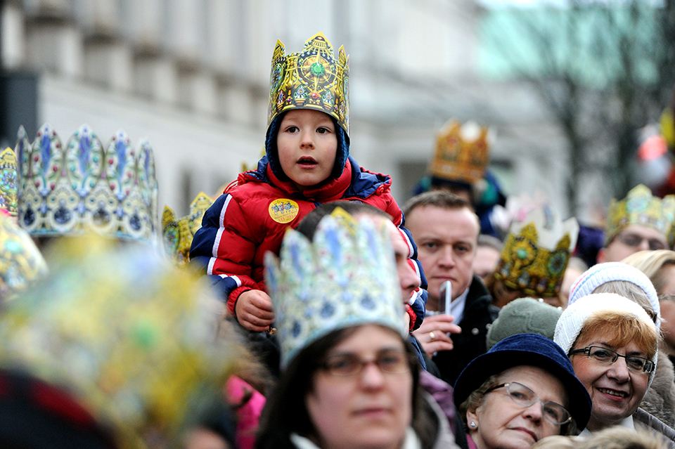 epa04010022 A child wearing a crown parades during the Epiphany procession through the streets of Warsaw, Poland, 06 January 2014. According to Polish tradition, the Three Wise Men procession passes by many Polish cities. It celebrates the coming of the Three Kings with their gifts for the infant Jesus.  EPA/GRZEGORZ JAKUBOWSKI POLAND OUT