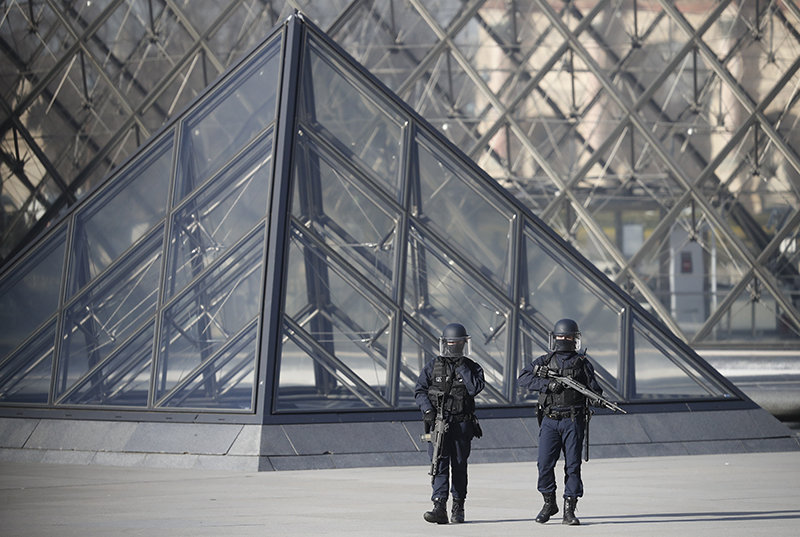 Francuska policja przed Luwrem fot.EPA/IAN LANGSDON