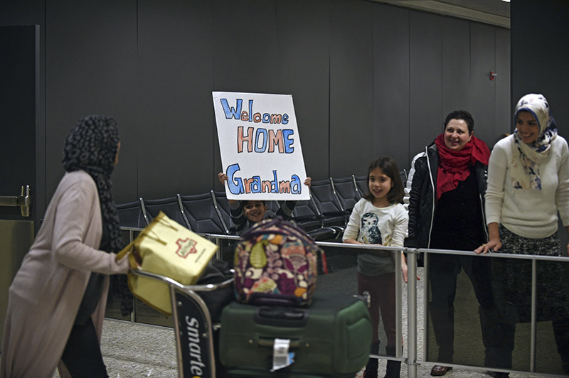 Iracka rodzina z Woodbridge w stanie Virginia podczas powitania babci na lotnisku w Sterling  fot.Astrid Riecken/EPA