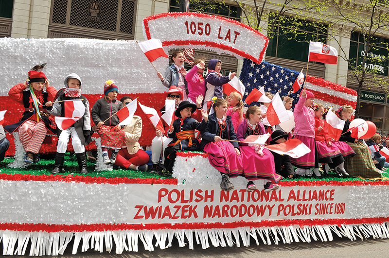 Poles in Chicago marching in Polish Parade Dziennik Związkowy
