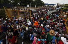 Honduran migrants continue their way at the border between Guatemala and Mexico, Tecun Uman - 19 Oct 2018