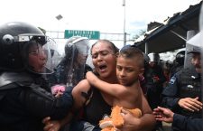 Thousands of Honduran migrants cross into Mexico
 from Guatemala, Tec? Um? - 19 Oct 2018