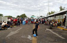 Honduran migrants are still waiting on the bridge to enter Mexico, Tecun Uman, Guatemala - 21 Oct 2018