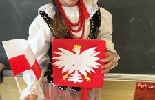 Z okazji Świeta Niepodległości uczniowie Karskiego zakładali również stroje regionalne. Na zdjęciu Sara Adamczyk z klasy 4 w stroju rzeszowskim.